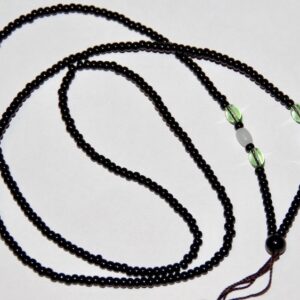 Ожерелье из бисера с белыми и зеленоватыми бусинками