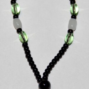 Ожерелье из бисера с белыми и зеленоватыми бусинками