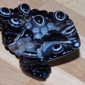 Трехлапая жаба с натуральными глазками в камне