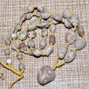 Редкое монастырское ожерелье из гоби-камней